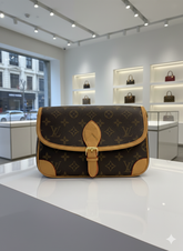 L-V MONOGRAM POCHETTE METIS LADIES SLING BAG